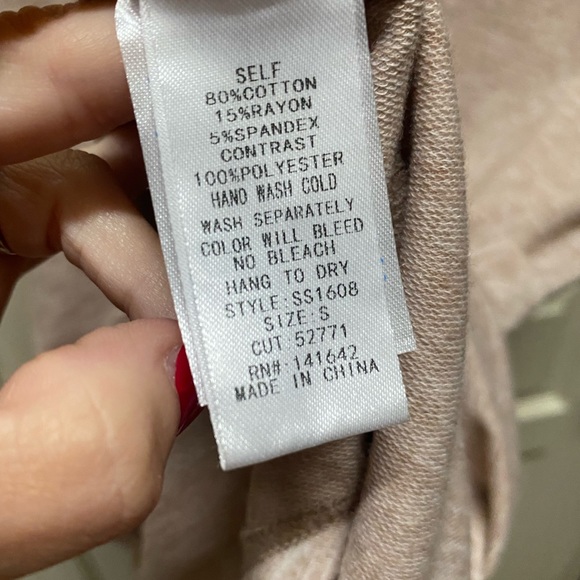 Above the knee dress with detailed sleeves - Picture 4 of 4